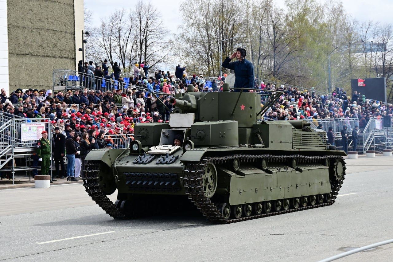 Евгений Куйвашев назвал торжественное шествие военной техники в Верхней  Пышме одним из символов празднования Дня Победы в Свердловской области |  09.05.2024 | Карпинск - БезФормата