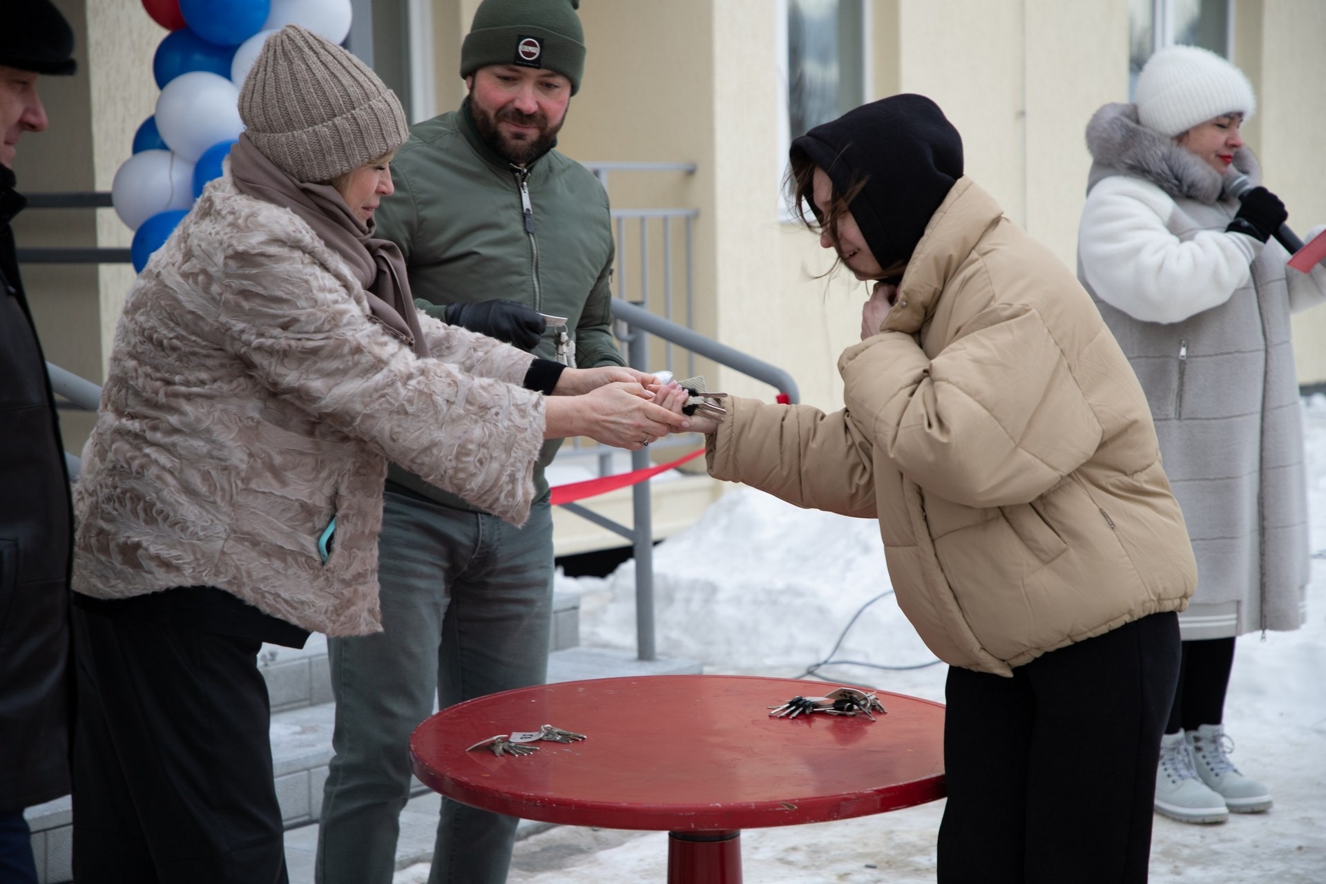 Ключи от новых квартир в Карпинске получили 65 детей-сирот | 05.03.2024 |  Карпинск - БезФормата